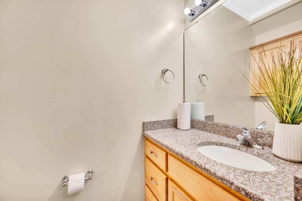 Cozy 2B Townhouse King Bed Free Parking Tv In Brs Villa Конкорд Екстериор снимка